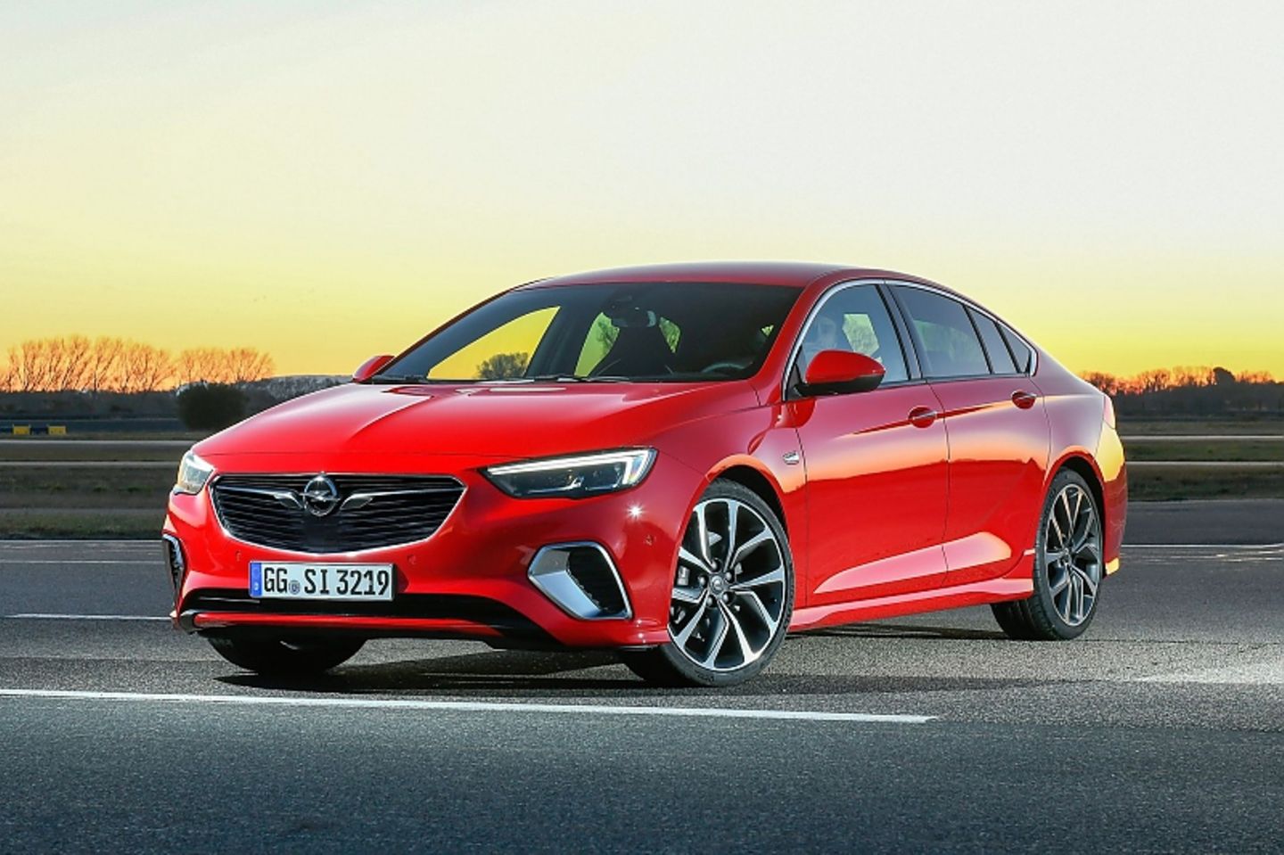Die Karosserie des Opel Insignia GSi Grand Sport fliegt zehn Millimeter tiefer über den Asphalt