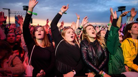 Line-up beim Lollapalooza Festival 2018: Festivalbesucher jubeln beim Lollapalooza 2017