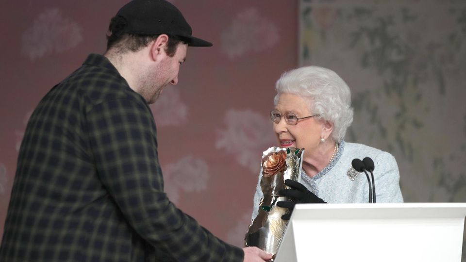 Quinn und die Queen: Die Königin bei der Übergabe des Preises an Modemacher Richard Quinn