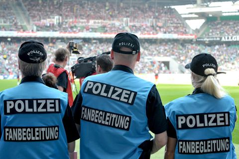 Fanbegleiter der Polizei im Weserstadion in Bremen