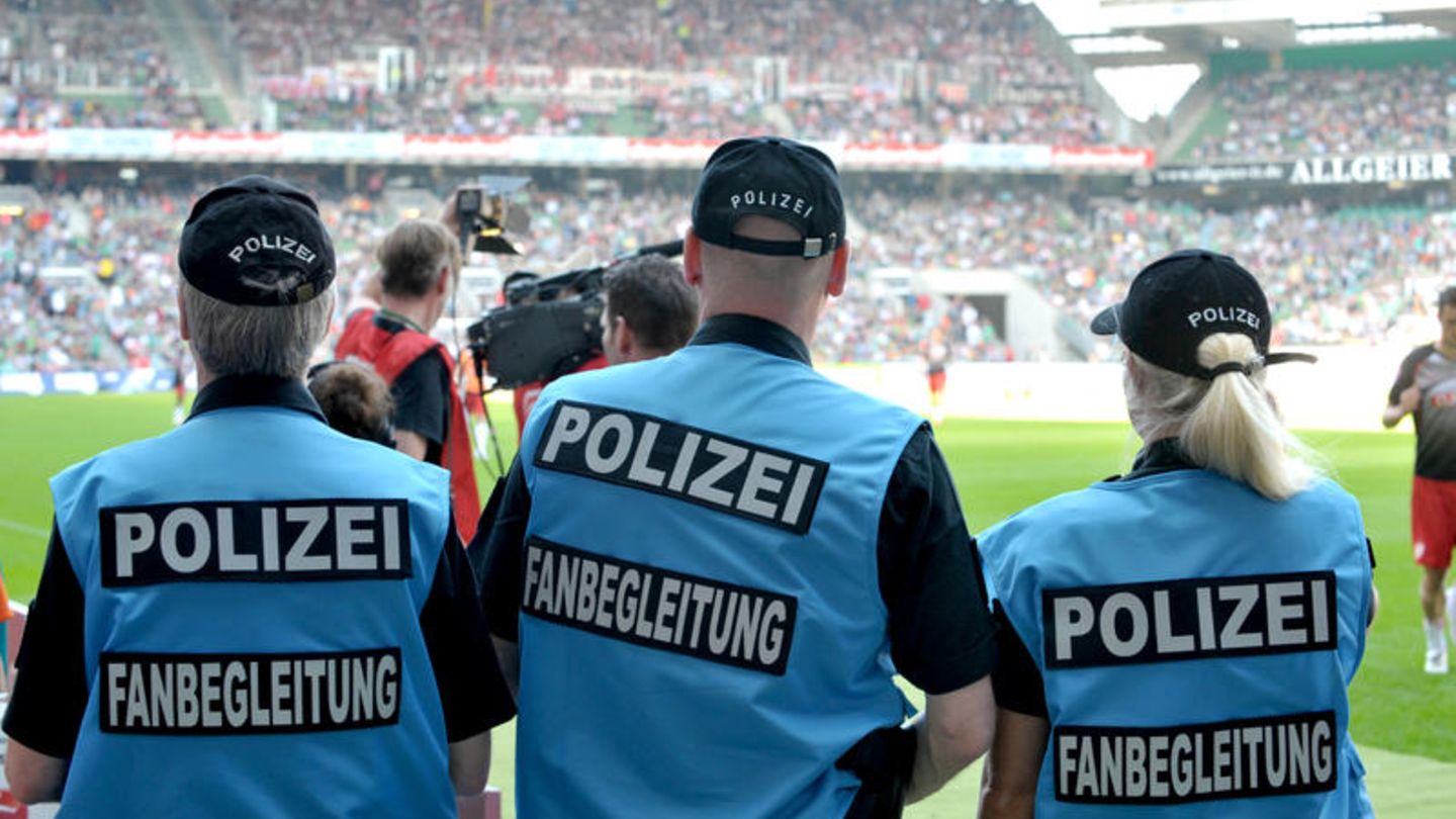 Fanbegleiter der Polizei im Weserstadion in Bremen