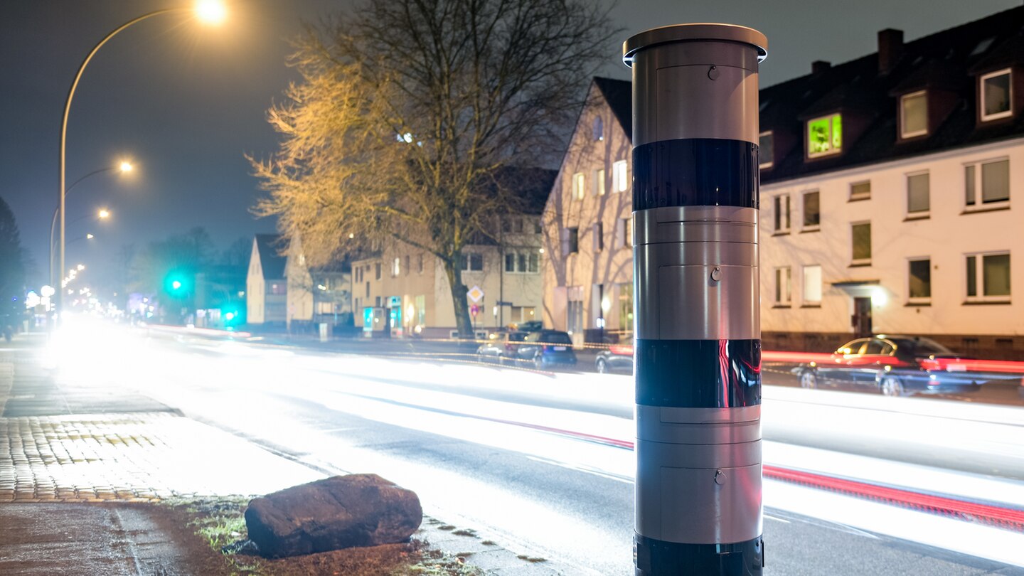 Fahrzeuge fahren an der Osterfeldstraße an einer Blitzersäule vorbei.