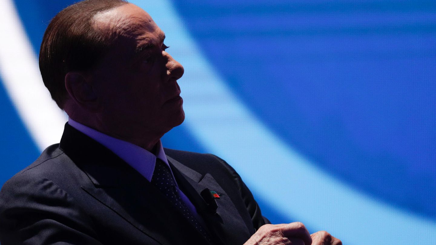 Der Mann im Schatten mag den Schatten nicht: Silvio Berlusconi zieht im Mitte-Rechts-Bündnis die Fäden.