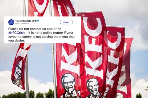Vier Flaggen mit dem Symbol der Fast-Food-Kette KFC hängen an jeweils vier Fahnenmasten