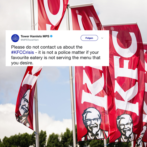 Vier Flaggen mit dem Symbol der Fast-Food-Kette KFC hängen an jeweils vier Fahnenmasten
