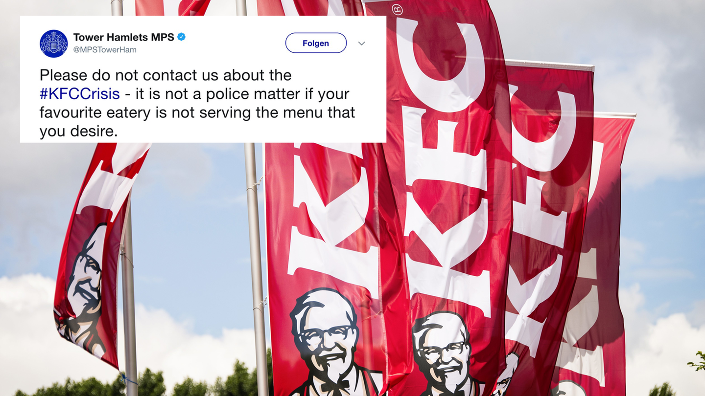 Vier Flaggen mit dem Symbol der Fast-Food-Kette KFC hängen an jeweils vier Fahnenmasten