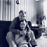 Lebeck war Schneiders Lieblingsfotograf, ihr "Lebo". Im Hotelzimmer mit Schampuskübel und Selbstporträt