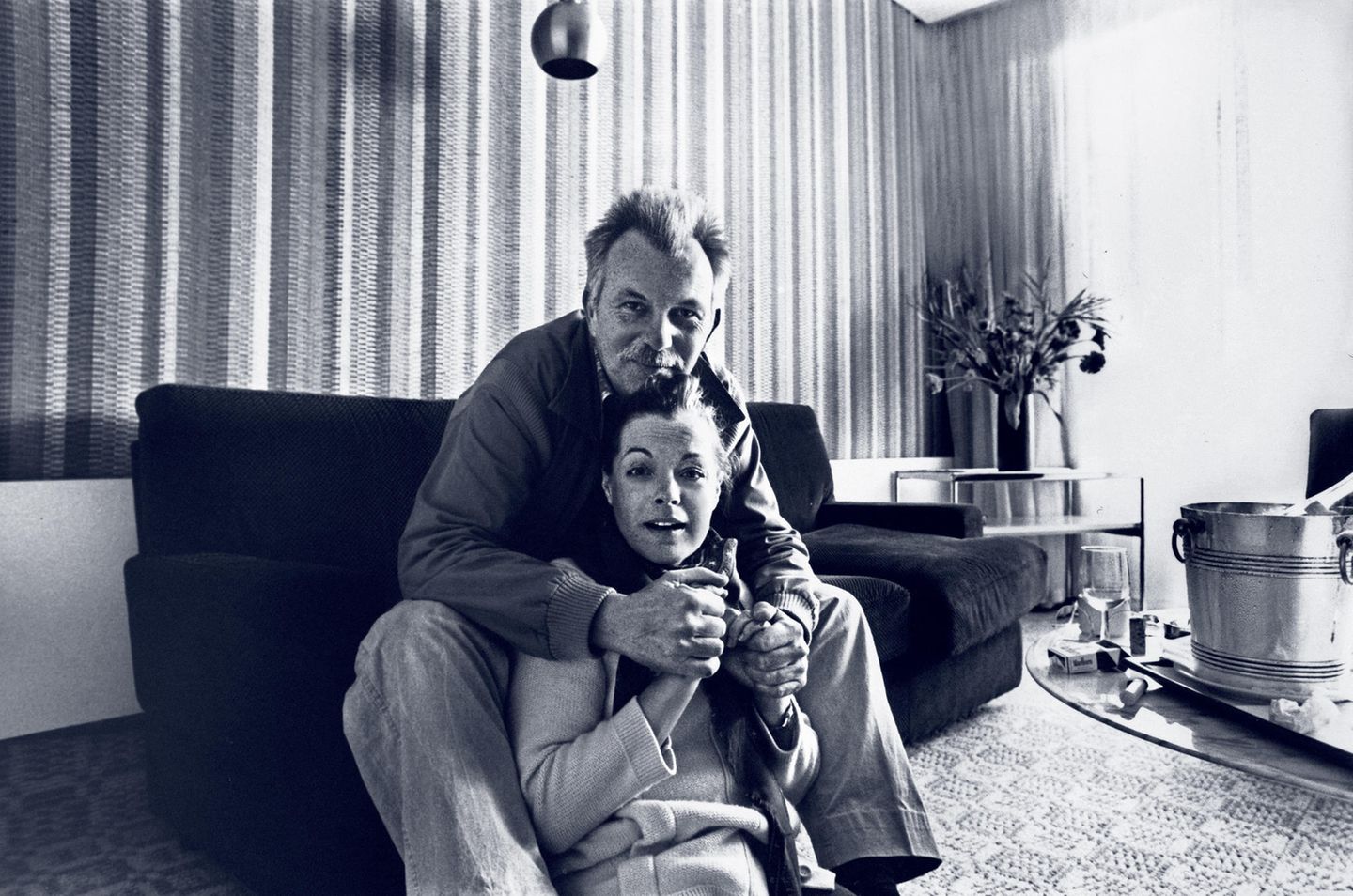 Lebeck war Schneiders Lieblingsfotograf, ihr "Lebo". Im Hotelzimmer mit Schampuskübel und Selbstporträt