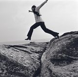 Für Lebeck hüpft sie einmal über die moosigen Felsen am Atlantikufer. Stürzt und bricht sich den Fuß. Typisch