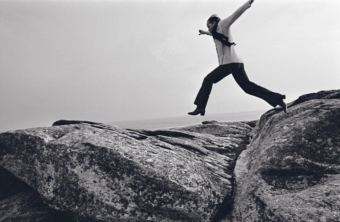 Für Lebeck hüpft sie einmal über die moosigen Felsen am Atlantikufer. Stürzt und bricht sich den Fuß. Typisch