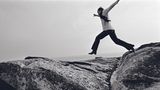 Für Lebeck hüpft sie einmal über die moosigen Felsen am Atlantikufer. Stürzt und bricht sich den Fuß. Typisch
