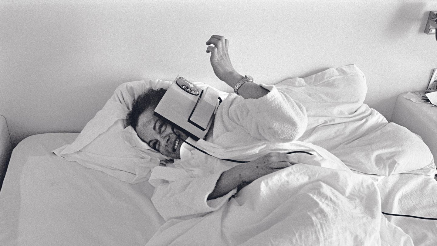 Albern mit dem Fotografen. Undenkbar, dass sich ein Star heute so ungeschminkt zeigen würde. Im Bett!