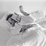 Albern mit dem Fotografen. Undenkbar, dass sich ein Star heute so ungeschminkt zeigen würde. Im Bett!