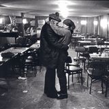 In einer Fischerkneipe hat ein bretonischer Dichter sie als "Sissi" erkannt. Nach einer Schrecksekunde tanzt sie trotzdem mit ihm