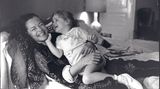 Glücklich mit Tochter Sarah – und einem gebrochenen Fuß, 1981, ein Jahr vor ihrem Tod