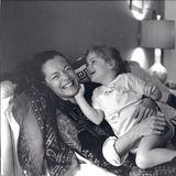 Glücklich mit Tochter Sarah – und einem gebrochenen Fuß, 1981, ein Jahr vor ihrem Tod