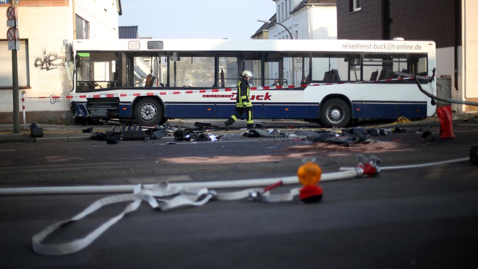 Nachrichten aus Deutschland: Schulbus in Dortmund kracht in Hauswand