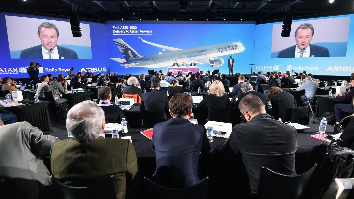 Großer Bahnhof bei der Erstauslieferung an Qatar Airways in Toulouse: Die arabische Fluglinie hat allein 37 Maschinen vom Typ A350-1000 bestellt und ist mit insgesamt 76 Exemplaren der A350 XWB-Familie der weltweit größte Kunde dieses Flugzeugtyps.
