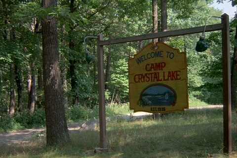 Der Eingang zum Camp Crystal Lake aus dem Film Freitag der 13.