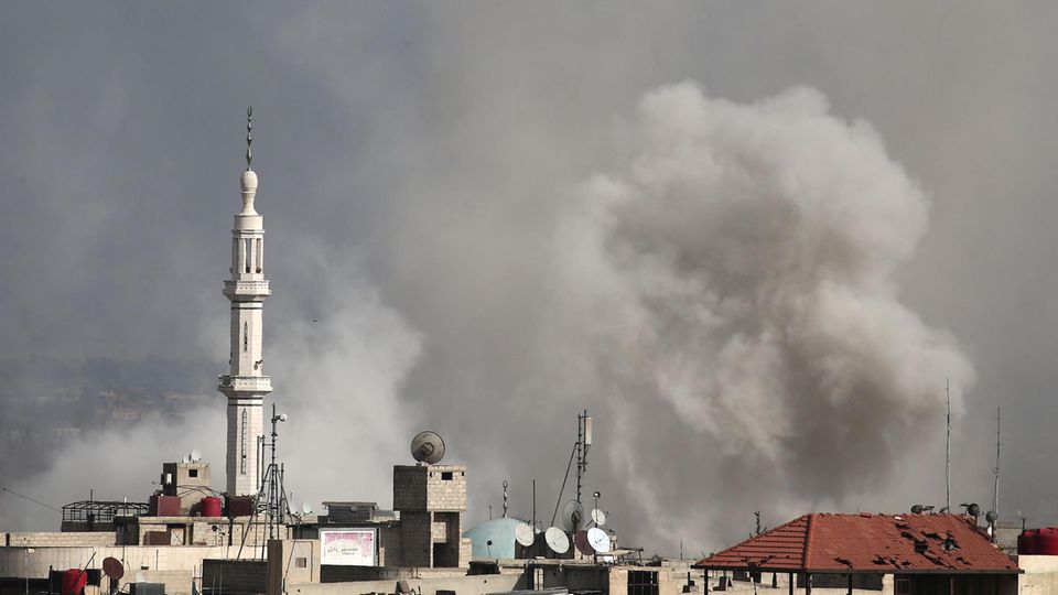 Rauch steigt auf über Hamouria im Rebellengebiet Ost-Ghuta