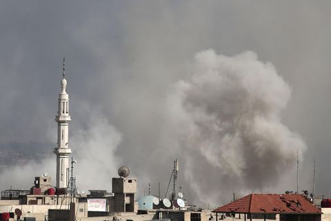 Rauch steigt auf über Hamouria im Rebellengebiet Ost-Ghuta