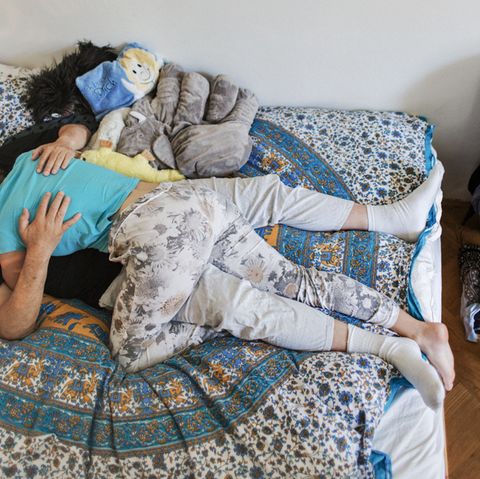 Elisa versucht, so zu kuscheln, dass sich ihre Kunden nicht verlieben. Ihre absichtslose Berührung schafft Geborgenheit.