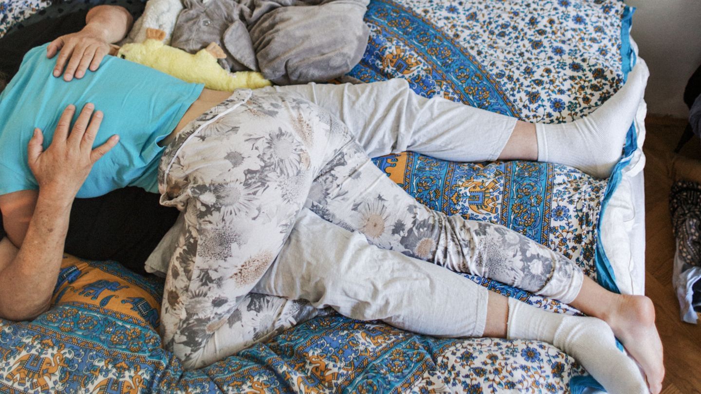 Elisa versucht, so zu kuscheln, dass sich ihre Kunden nicht verlieben. Ihre absichtslose Berührung schafft Geborgenheit.