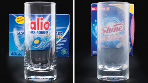 Ergebnis nach 30 Spülgängen: Links der Testsieger Alio Complete, rechts das mangelhafte Produkt "Shine"