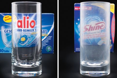 Ergebnis nach 30 Spülgängen: Links der Testsieger Alio Complete, rechts das mangelhafte Produkt "Shine"