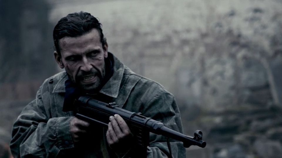 Benjamin Schnau als General Jupp Klein Benjamin Schnau in einer Filmszene