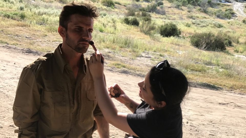Benjamin Schnau wird am Filmset geschminkt