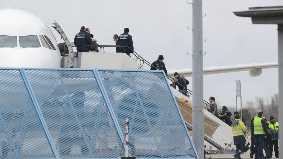 Abschiebungen nach Afghanistan: Abgelehnte Asylbewerber steigen in ein Flugzeug