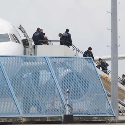 Abschiebungen nach Afghanistan: Abgelehnte Asylbewerber steigen in ein Flugzeug