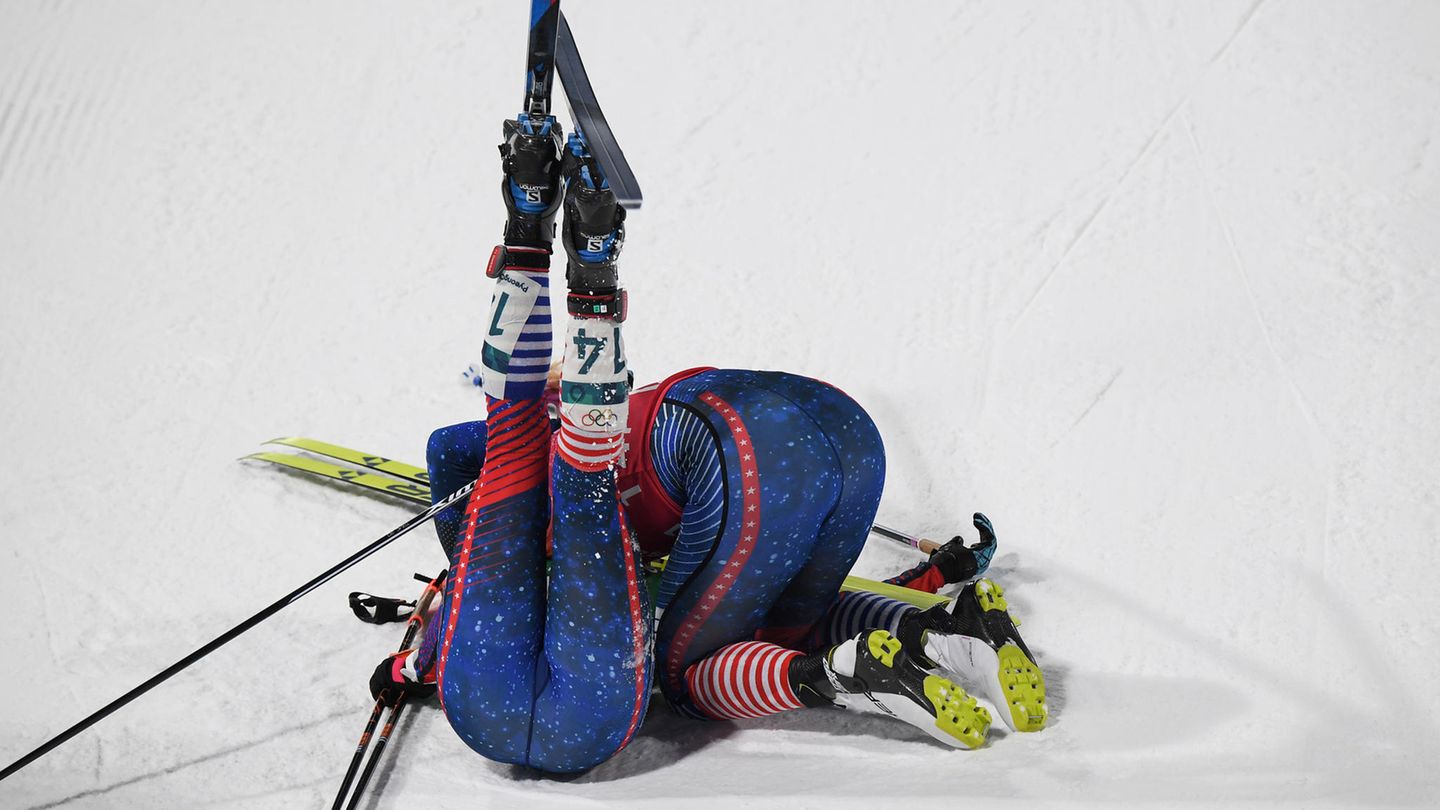 Hoch, die Beine: Die Nordische Kombiniererin Kikkan Randall (r.) jubelt mit Teamkollegin Jessica Diggins aus den USA über Team-Gold