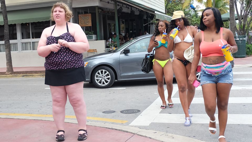 Diese Reaktionen erlebt eine übergewichtige Frau. Das ist Body-Shaming.