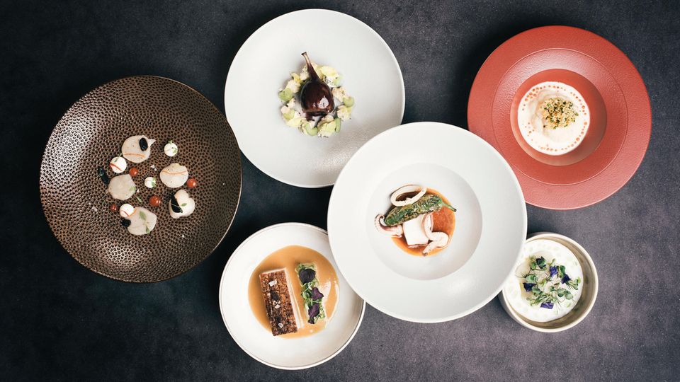 Die Speisekarte ist zusammengestellt aus kleinen Gerichten, die zum Teilen gedacht sind.