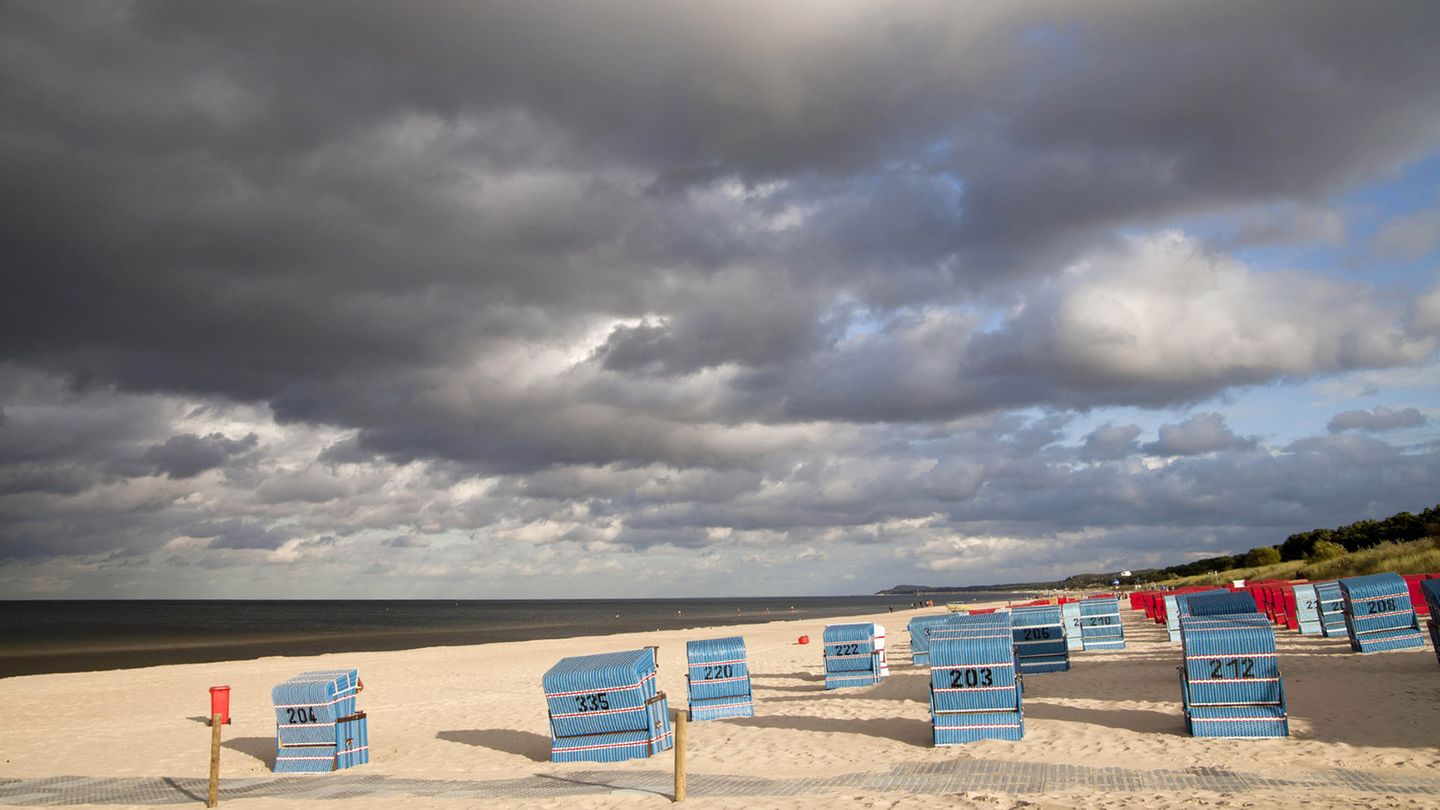 Platz 10: Trassenheider Strand auf Usedom, Mecklenburg-Vorpommern  Zwischen den Orten Karlshagen und Zinnowitz auf der Ostseeinsel Usedom liegt dieser Strandabschnitt mit seichtem, klarem Wasser und feinem Sand. Dieser Ort, einer der sonnenreichsten Deutschlands, gehört zu den zehn Top-Stränden des Travellers Choice Awards von Tripadvisor.
