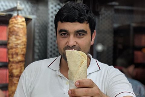 Ein Mitarbeiter von Ali Baba's Kebab in London fotografiert von Moya Lothian-McLean.