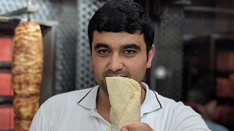 Ein Mitarbeiter von Ali Baba's Kebab in London fotografiert von Moya Lothian-McLean.