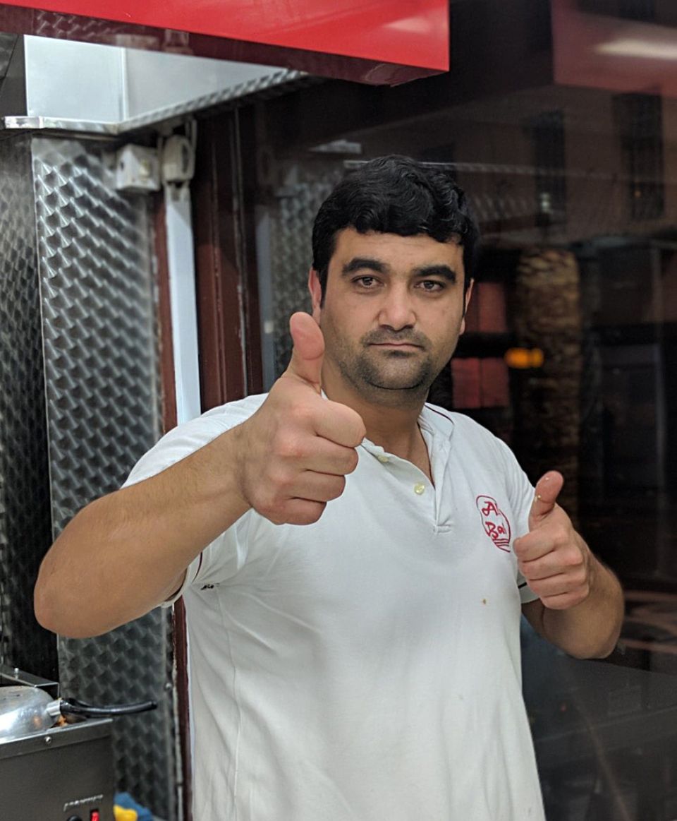 Ali Baba's Kebab London Ein Mitarbeiter von Ali Baba's Kebab in London fotografiert von Moya Lothian-McLean.
