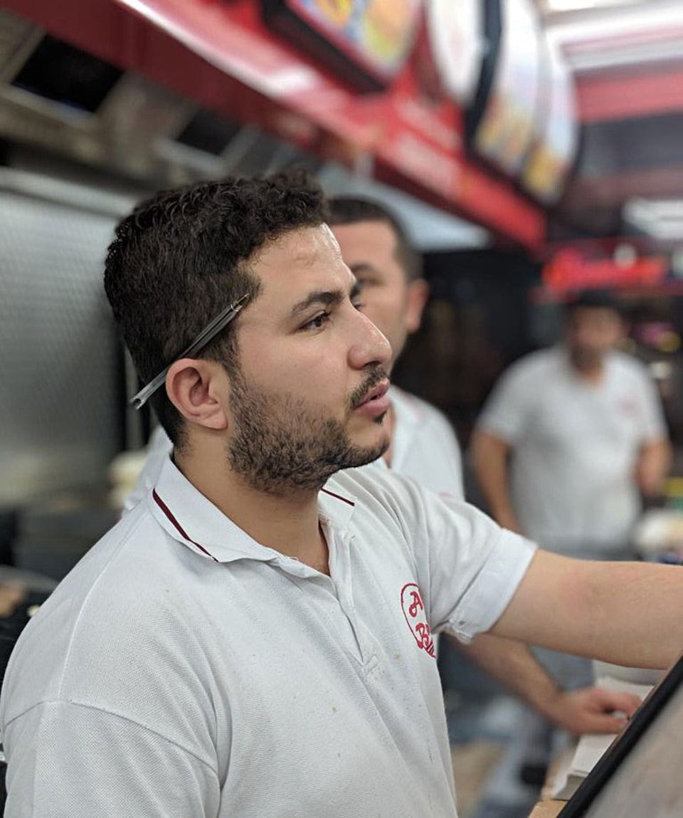 Ali Baba's Kebab London Ein Mitarbeiter von Ali Baba's Kebab in London fotografiert von Moya Lothian-McLean.