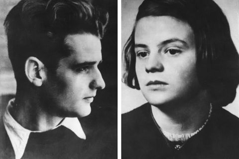 Zwei schwarz-weiß-Fotos zeigen die Geschwister Hans und Sophie Scholl, Mitglieder der NS-Widerstandsgruppe "Die weiße Rose"