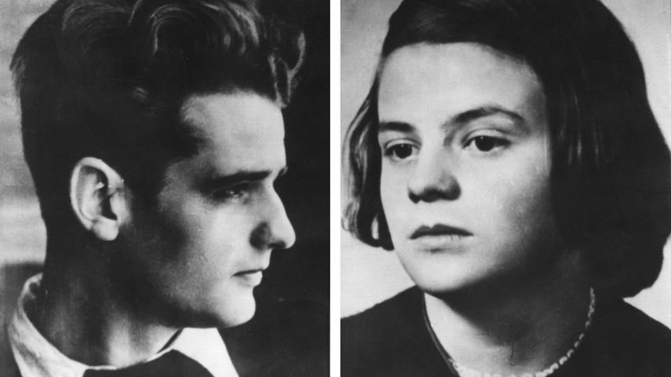 Zwei schwarz-weiß-Fotos zeigen die Geschwister Hans und Sophie Scholl, Mitglieder der NS-Widerstandsgruppe "Die weiße Rose"