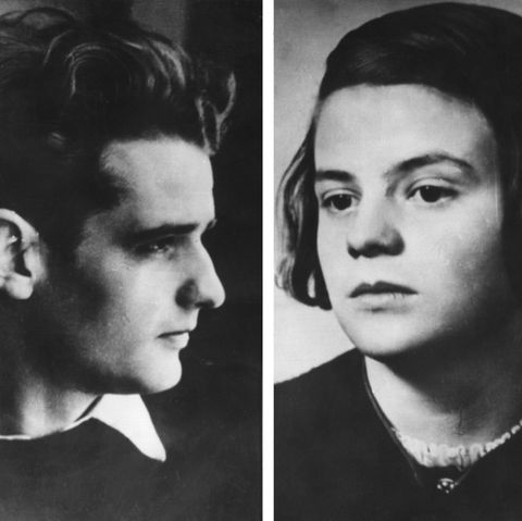 Zwei schwarz-weiß-Fotos zeigen die Geschwister Hans und Sophie Scholl, Mitglieder der NS-Widerstandsgruppe "Die weiße Rose"