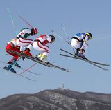 Volle Action: Ski-Cross ist spektakulär. Die Athleten riskieren immer viel und zeigen haarsträubende Rennen. Die Piste in Pyeongchang musste sogar entschärft werden, weil es zu viele Stürze gab.
