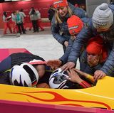 Überwältigt: Die deutsche Bobpilotin Miariama Jamanka schlägt die Hände vor den Helm, Anschieberin Lisa Buckwitz wird umarmt - es ist Gold. Der Sieg ist vor allem Jamankas exzellenten Fahrkünsten zu verdanken, die den Bob nahezu fehlerlos durch den anspruchsvollen Eiskanal steuerte.