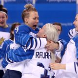 Wilde Finninnen: Ja, das ist die Bronzemedaille. Die finnischen Eishockeyspielerinnen feiern ihren Sieg über Russland im Spiel um Platz drei. Die Skandinavierinnen gewannen knapp mit 3:2.