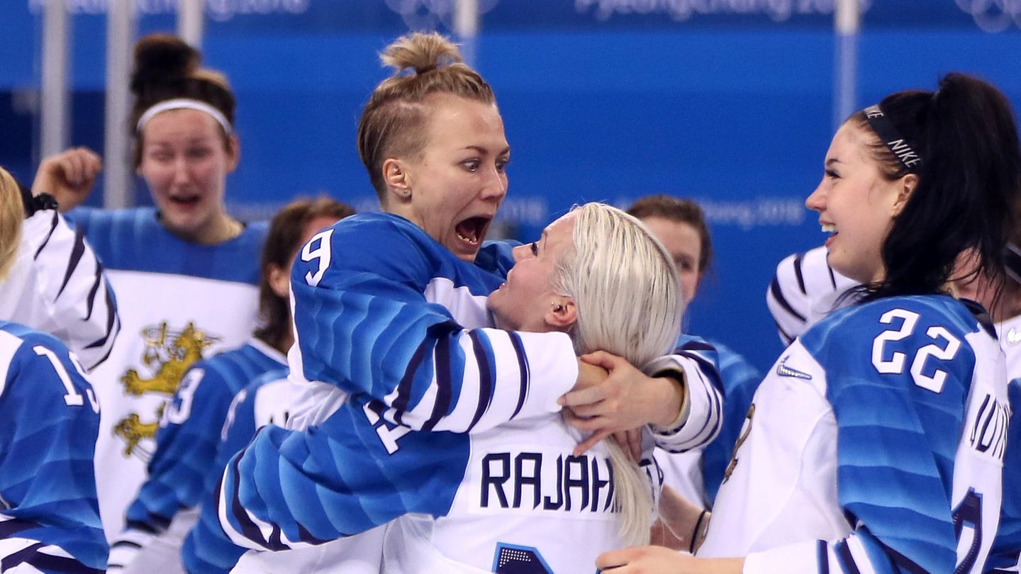 Wilde Finninnen: Ja, das ist die Bronzemedaille. Die finnischen Eishockeyspielerinnen feiern ihren Sieg über Russland im Spiel um Platz drei. Die Skandinavierinnen gewannen knapp mit 3:2.