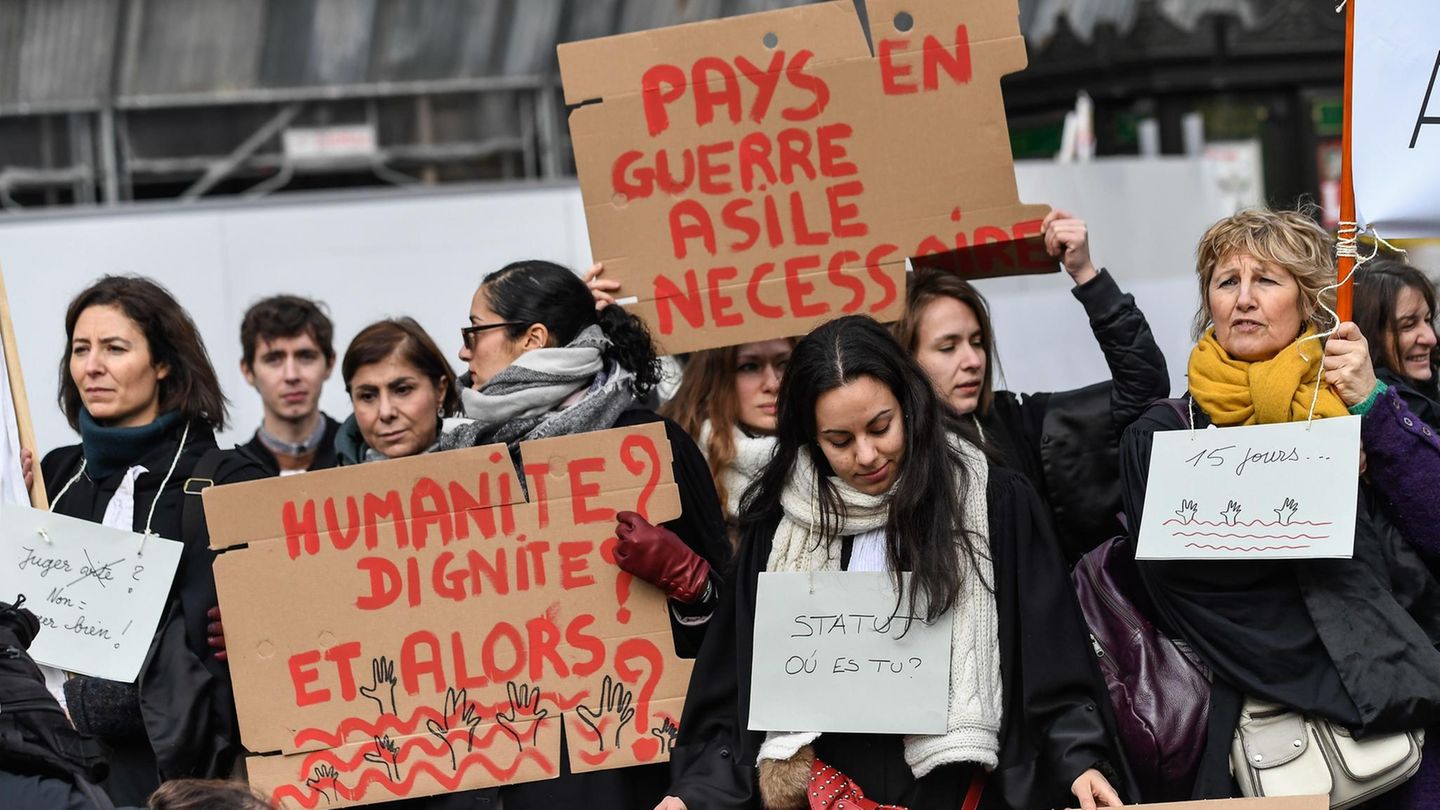 Anwälte protestieren in Paris gegen die geplante Verschärfung der Asylregeln in Frankreich
