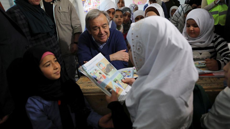 Generalsekretär der Vereinten Nationen: Guterres auf Augen höhe mit syrischen Flüchtlingskindern in Jordanien Guterres auf Augen höhe mit syrischen Flüchtlingskindern in Jordanien